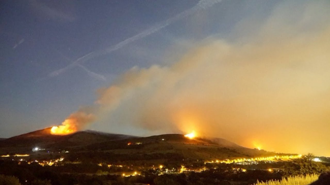 Huge moorland fire spreads in Greater Manchester, homes evacuated
