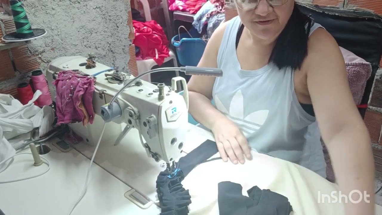Primeiro vídeo do canal.  Tapete de frufru pretinho básico. Tapete de retalhos.