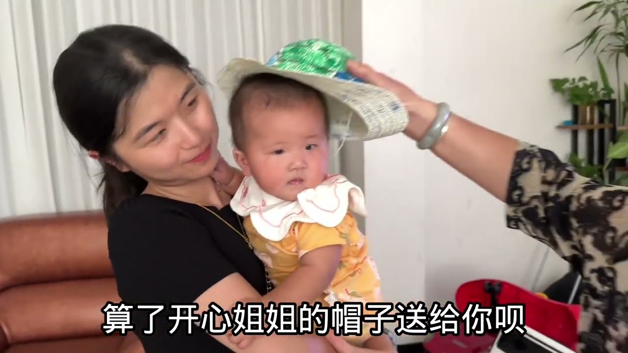 2岁闺女上学很开心，夫妻俩决定给她报名，宝宝的举动让父母纠结#萌娃 #第一天上幼儿园 #记录真实生活