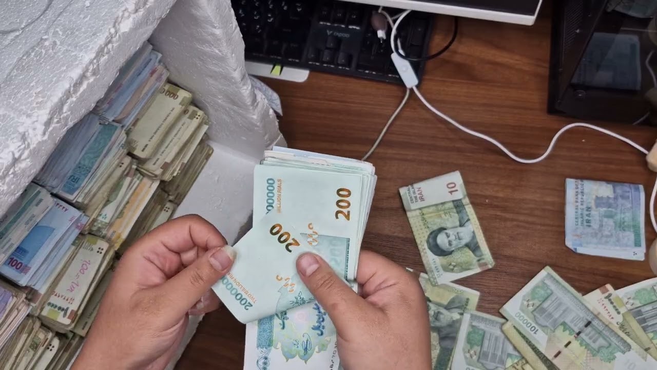 “The desk was a mess… so I stacked the cash and put it all in a box 💵📦Satisfying or stressful?”
