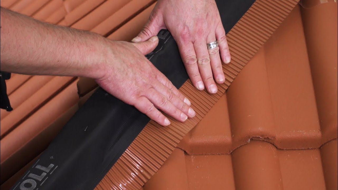 Verlegung einer First- und Gratrolle von DELTA®