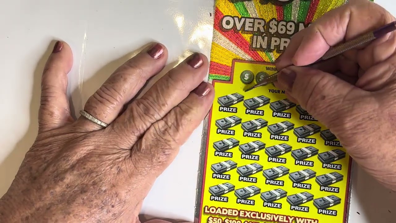 Doña Mari scratches tickets de diez dólares 