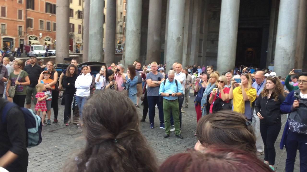 A kolozsvári Szent Cecília Kórus flashmobja a római Pantheonnál, 2016.