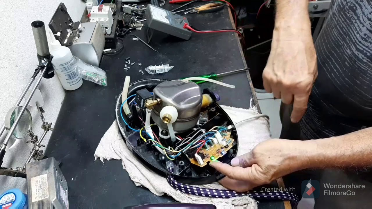 Ferro de passar roupa vaporizador. Defeito: não vaporiza e não acende o LED