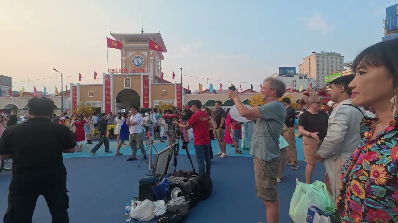 Chợ Bến Thành,  nơi 1m2 có hơn 100 nàng thơ