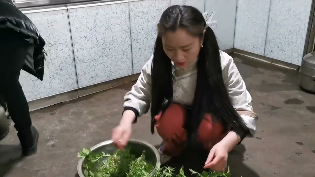 贵州野菜到处都是，横店凤姐挖了很多，煮好全家人吃得非常开心