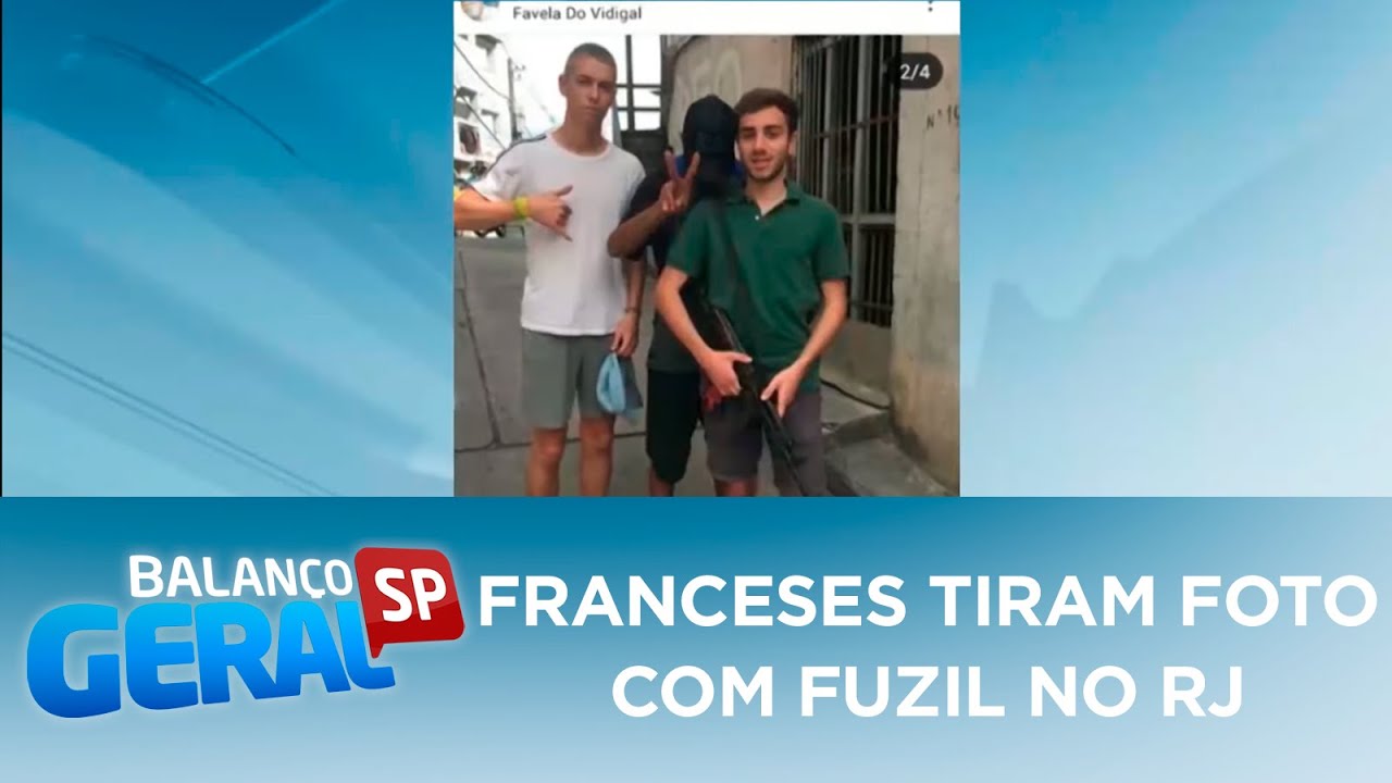 Turistas franceses tiram foto com fuzil em morro do Rio de Janeiro