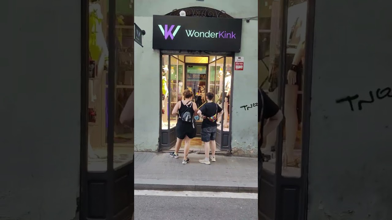 Walking tour Gr&agrave;cia - window shopping in Spainish locals area - Walking from lesseps to Joanic