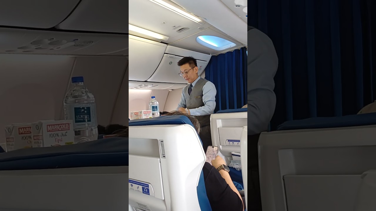 Malaysia Airlines Business Class Meal Service #airline #malaysiaairlines #malaysia #aviation