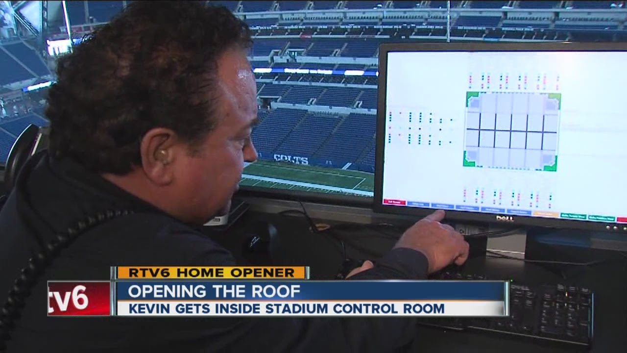 How does Lucas Oil Stadium roof open?