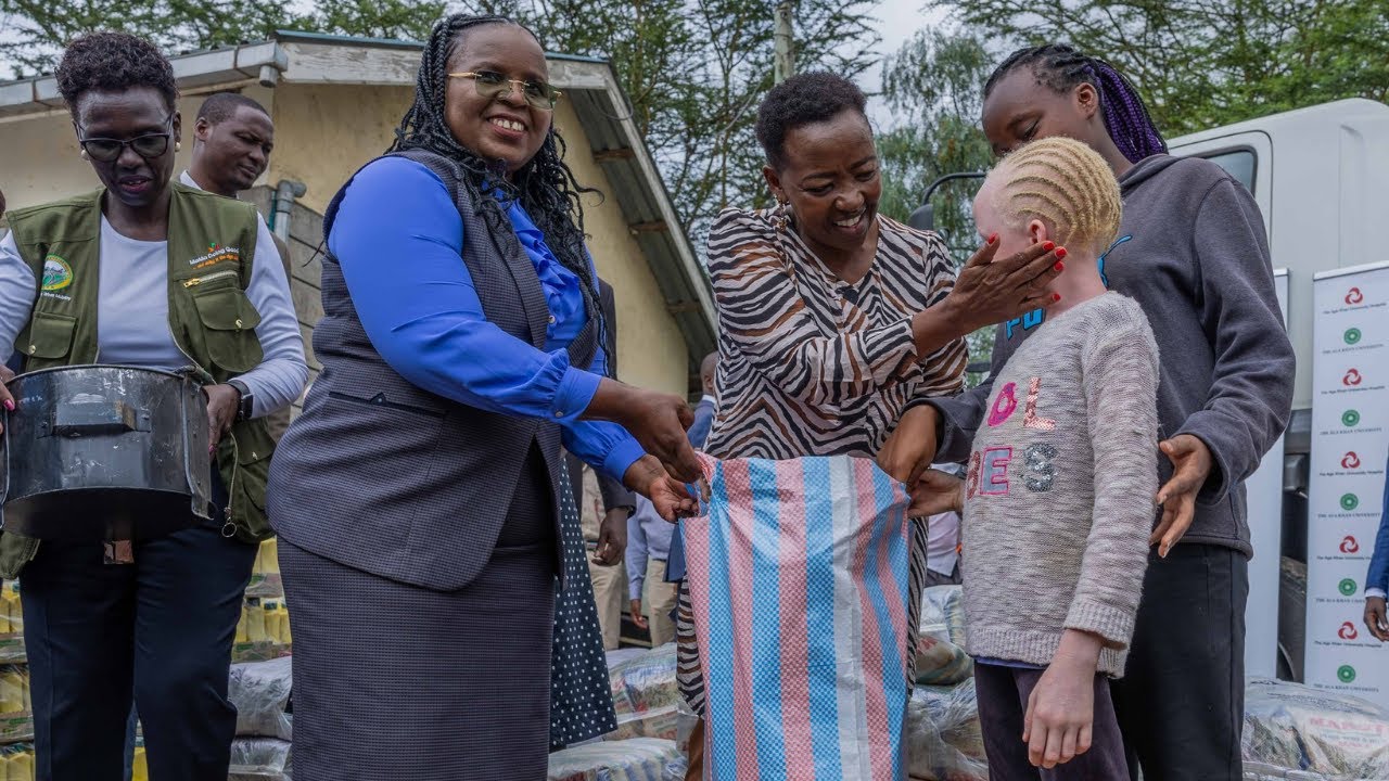 Rachel Ruto visits Kitengela families affected by floods, distributes food to them!!