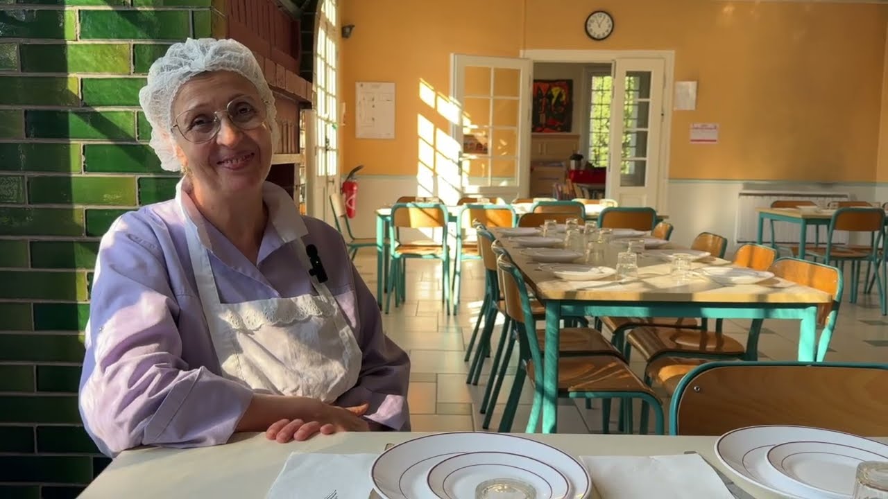 Portrait de Zohra, à la restauration scolaire