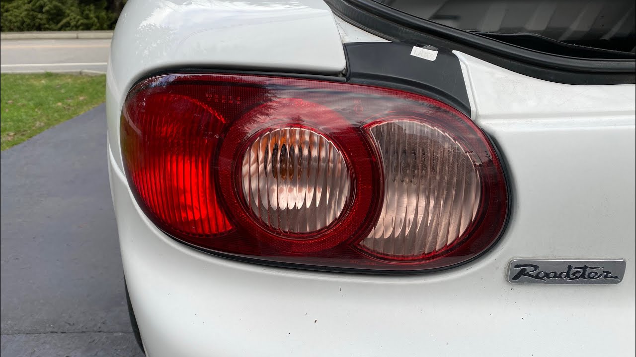Снятие задних фонарей и замена ламп на автомобилях Mazda Miata / Eunos 1999-2005 годов выпуска.