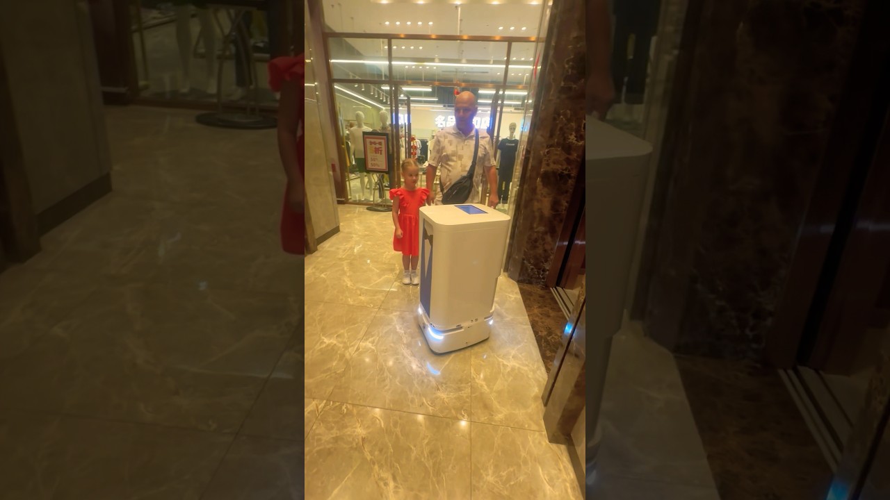 В Китае роботы сами заряжаются! Этот малыш в лифте 😍#robot #будущее #shorts #fyp #chinatech #love