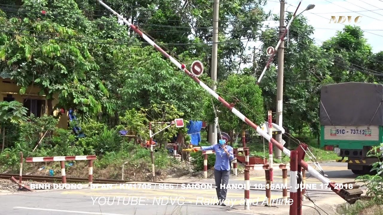 RAILROAD CROSSING | CÔ GÁI GÁC CHẮN TÀU HỎA TRÊN CUNG ĐƯỜNG DĨ AN (17/06/2018)