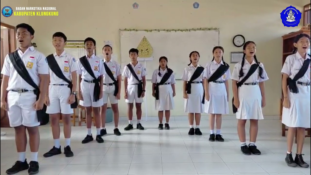 Menyanyikan Mars anti narkotika antar kelas yang dilaksanakan pada hari jumat, 19 Desember 2025