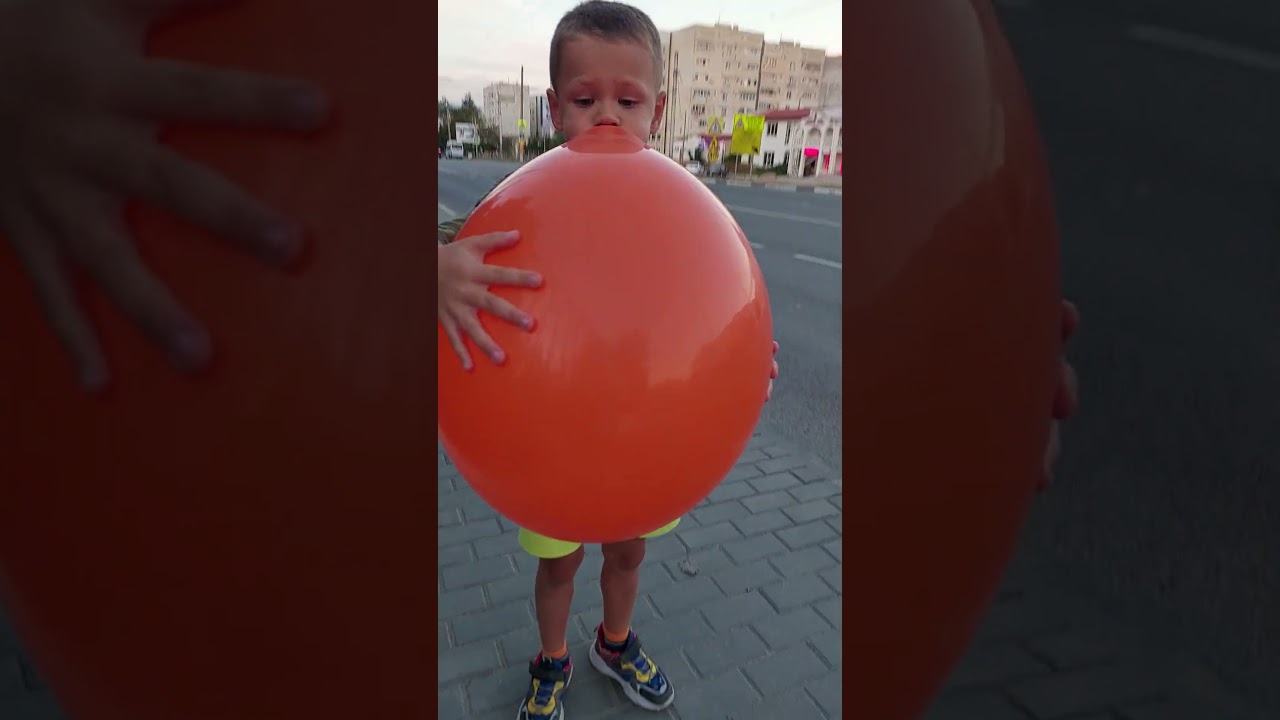Санька надул огроменный шар. Крым. Севастополь