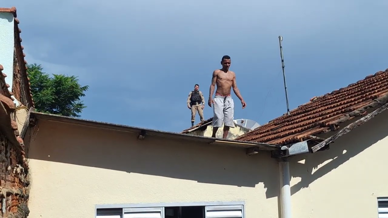 Em fuga, rapaz percorre telhados no Catetos e somente é capturado após PM usar arma não letal