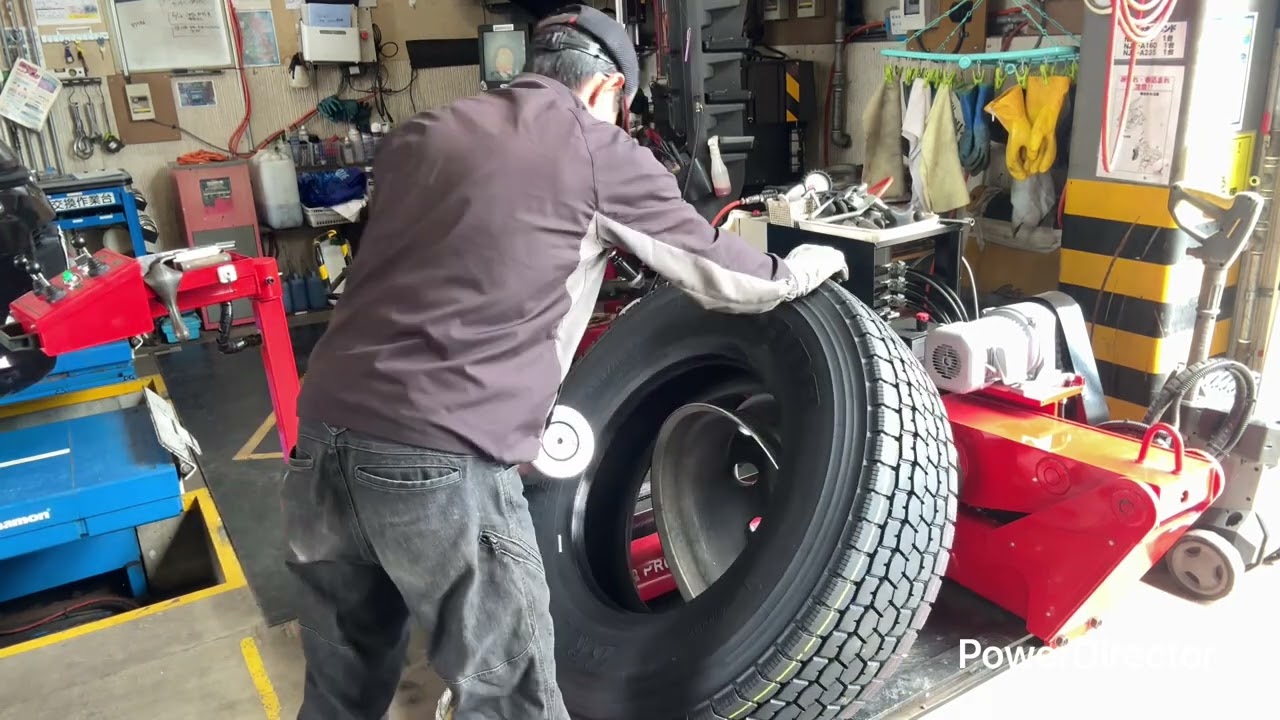 春のタイヤ交換もようやくひと段落です♪VOLVOトラクターヘッド　夏用タイヤ交換　M888 295/80R22.5 やって行こー！　2025.5.22