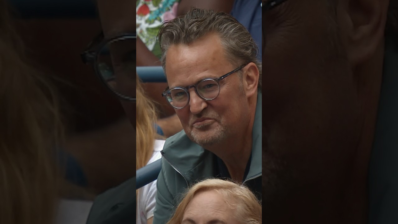 Matthew Perry DISTRACTS Iga Swiatek in the 2022 US Open final 🤩 #wta #tennis #shorts