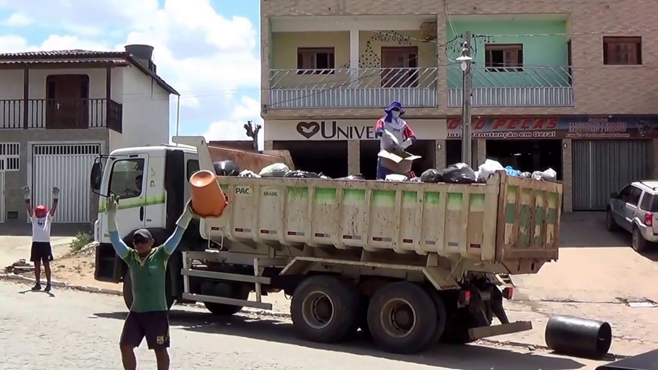 Em Mulungu/PB: Caçamba do Pac2, é flagrada transportando lixo.