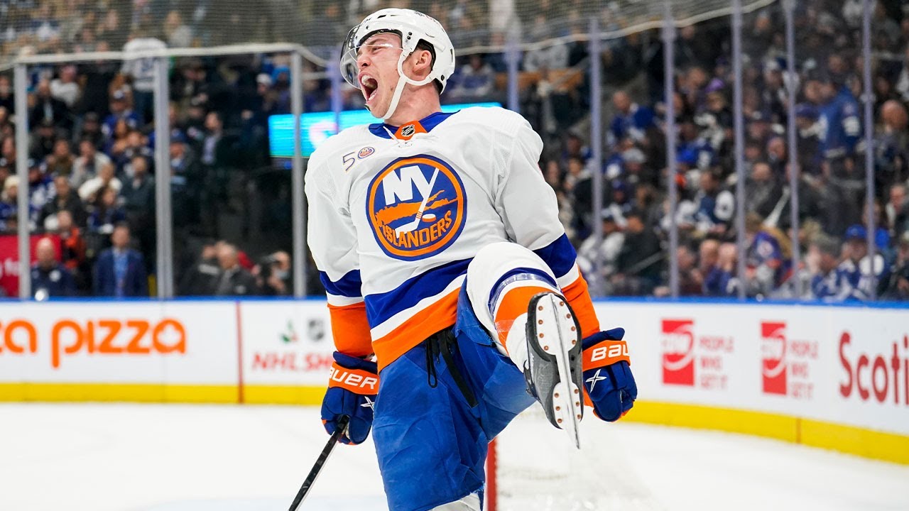Islanders stun Toronto with late-game heroics