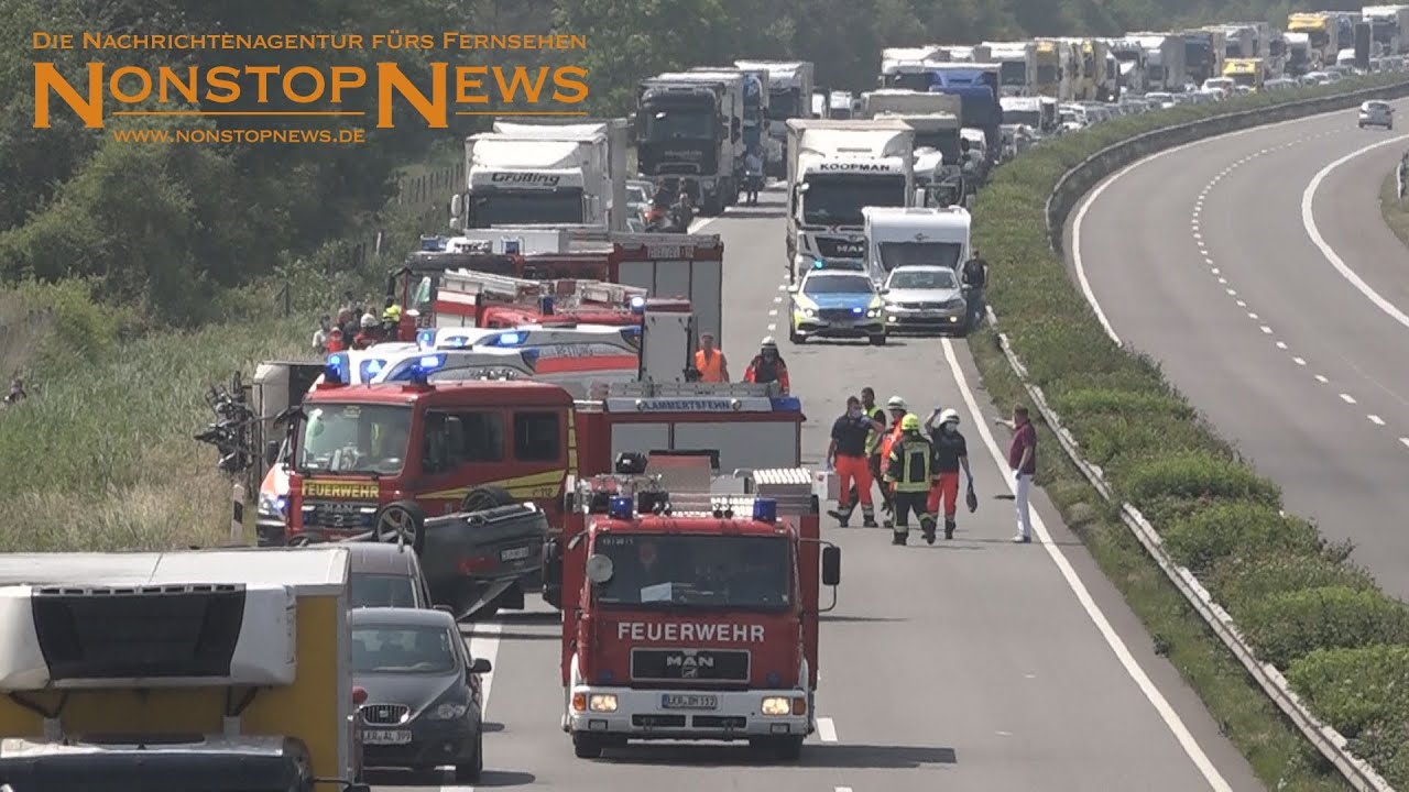 Schwerer Unfall auf A28 Filsum - Zwei Fahrzeuge kommen auf dem Dach zum Stehen - Wohnwagen beteiligt