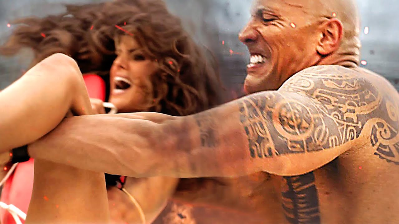The Rock soulève une femme en danger | Baywatch | Extrait VF