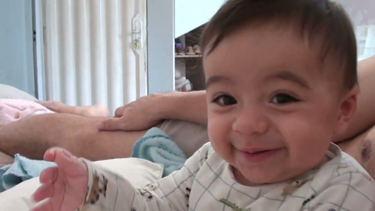 NOAH FAZENDO SELFIE - 5 MESES.