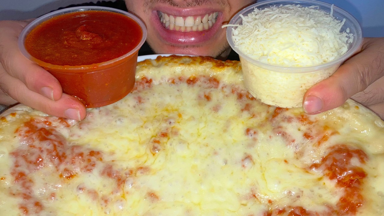 🍕 red sauce on  pizza  🍕