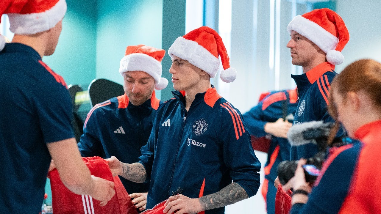 Manchester United players spread festive cheer at Royal Manchester Children's Hospital ❤️
