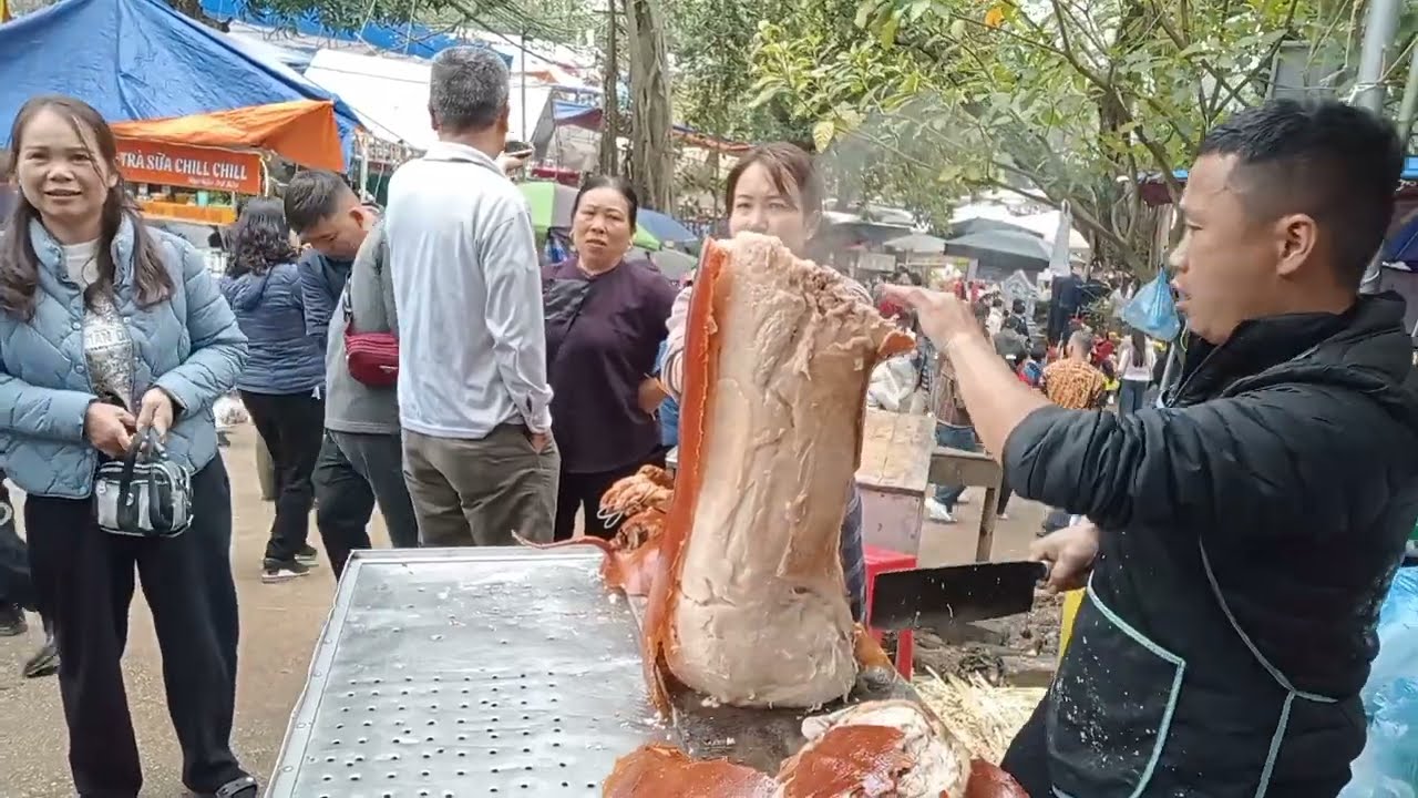 Thịt lợn quay bán tại hội Bắc nga rất thơm và ngon 
