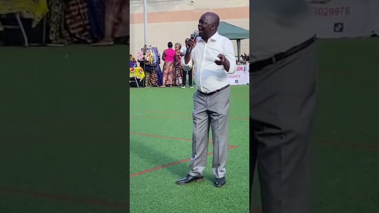 Prestation de Kaly Djatou à la guinguette africaine de Suresnes