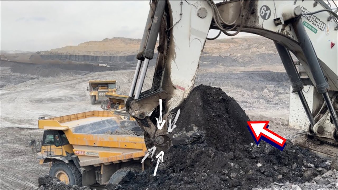 Liebherr 9350 Excavator Loading Komatsu Dumper