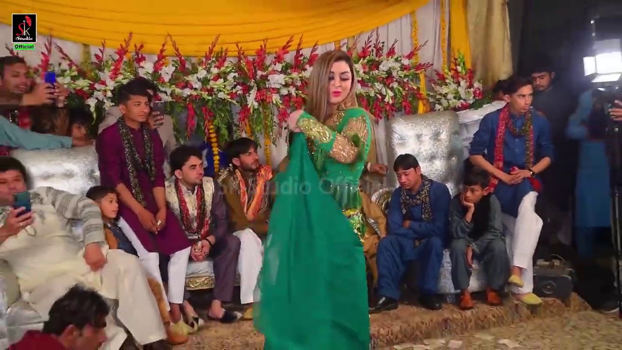 Raah mein unse mulakat Ho Gai jise darte the wohi baat ho gayi madam talaash jaan full HDstage dance