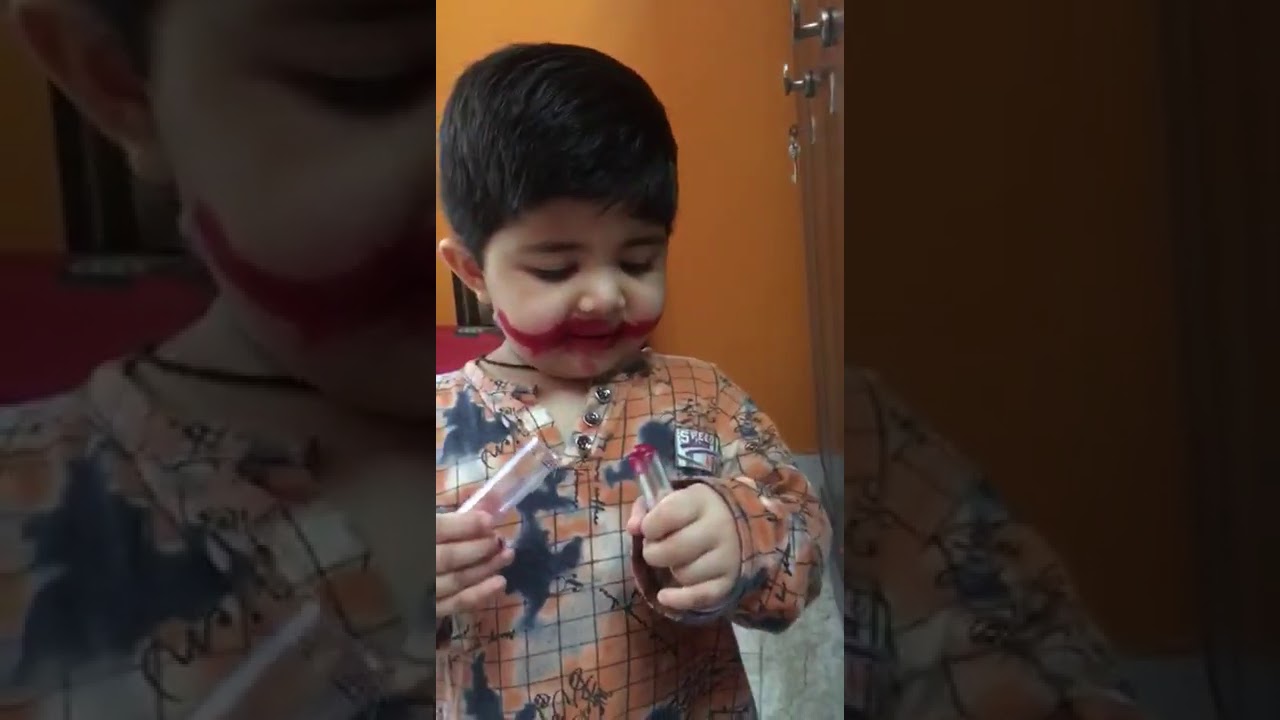 Shivanaya lipstick lagate hua