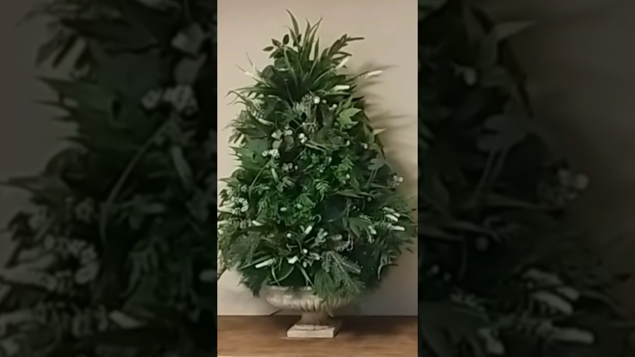 Siguo disfrutando mi árbol navideño decorándolo con ramas