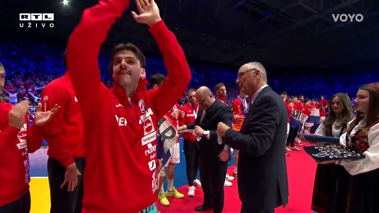 Hrvatski rukometaši dobili medalje, Duvnjak na dodjelu ponio poseban rekvizit