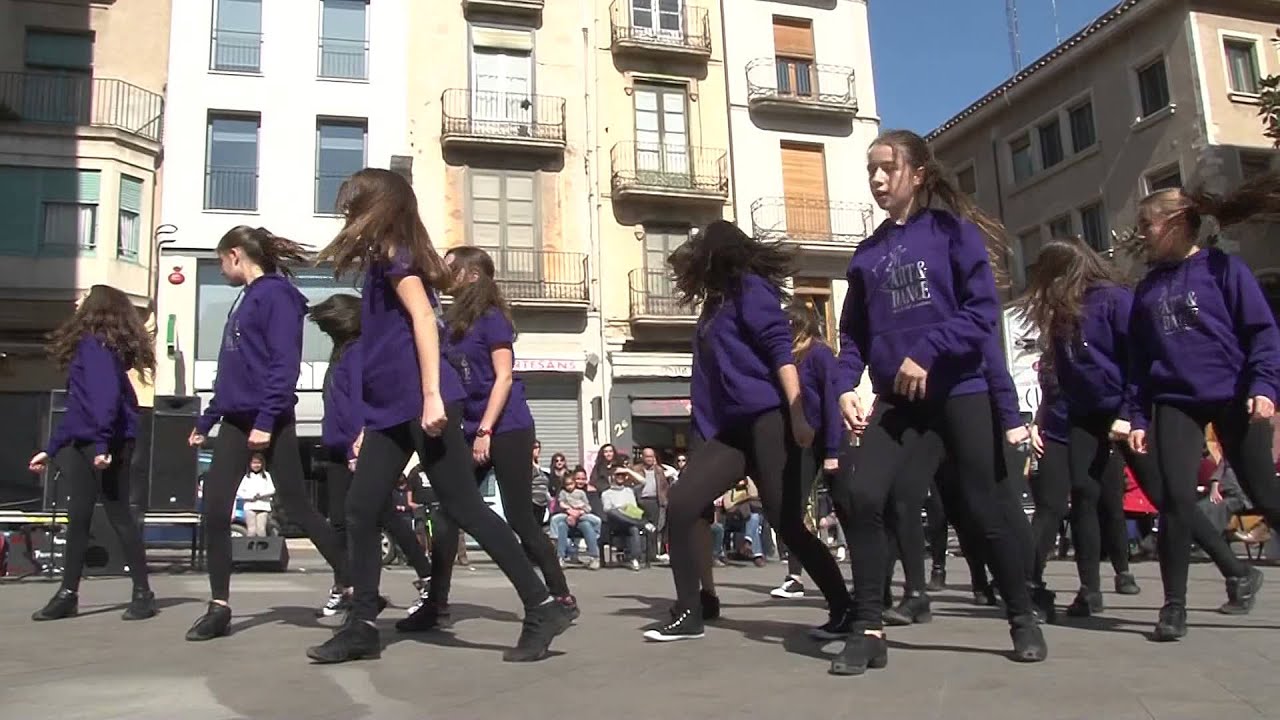 Art & Dance actuant en el Dia de la Dona a Figueres