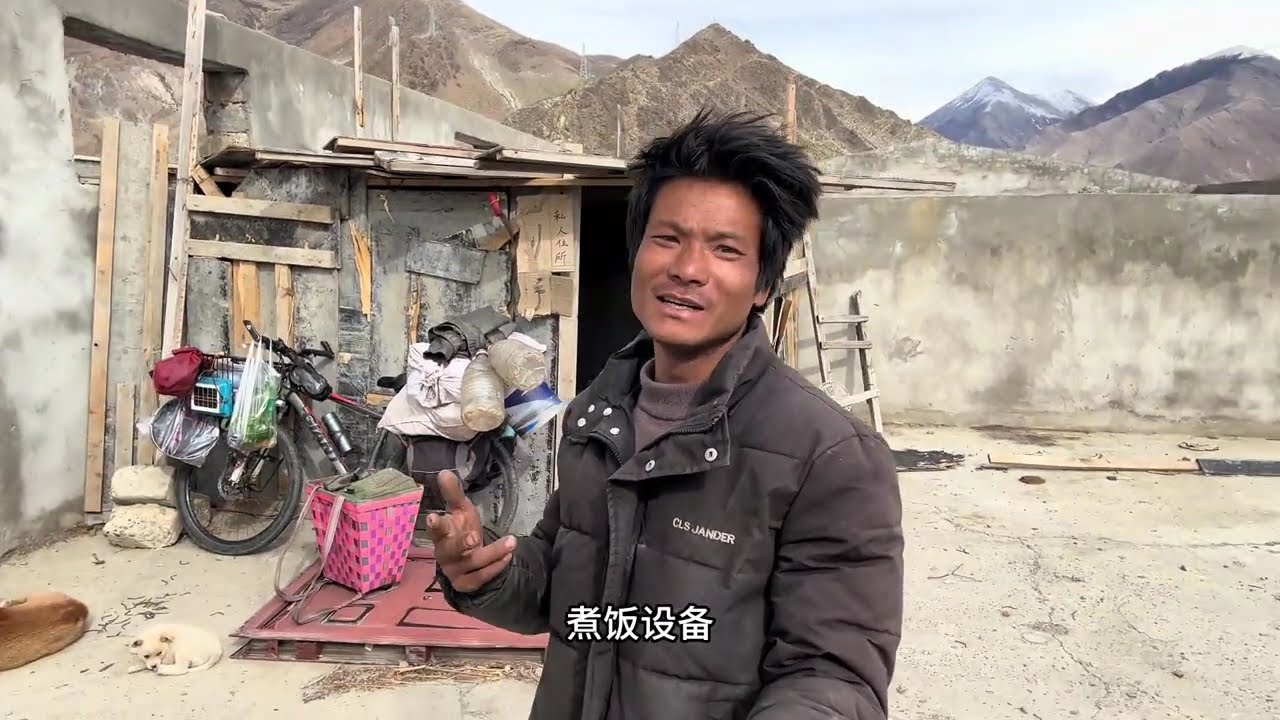深圳骑行新疆一人一车两狗今晚住废弃养殖厂，上一位前辈建的临时庇护所，化名私人会所。#现场实拍 #户外露营 #真实户外 #骑行 #身体和灵魂总有一个在路上