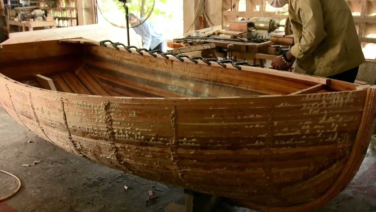 Little Bear Wooden Dinghy - Experience Timeless Enjoyment on the Water