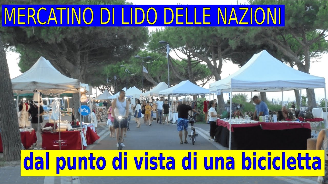 Mercatino serale di Lido delle Nazioni dal punto di vista di una bicicletta