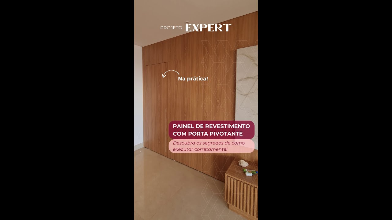 Painel de revestimento com porta pivotante