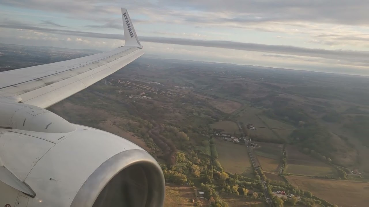 Ryanair Boeing 737-800 landing Roma Fiumicino international airport 