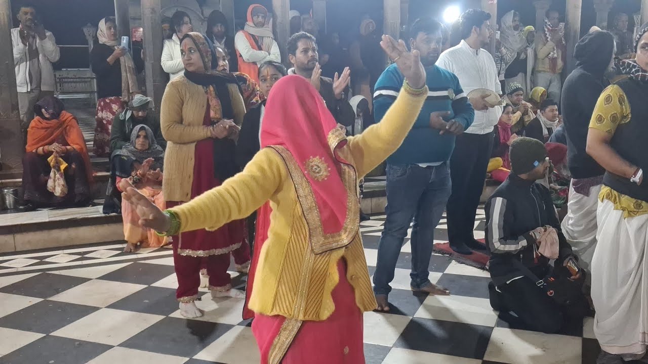 ब्रजवासी माताओं का आनंदमय नृत्य 