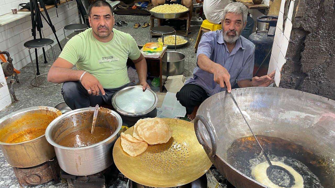 Chajju di Hatti ke Famous Patte Wale Chole Poori aur Masala Paneer || Indian Street Food