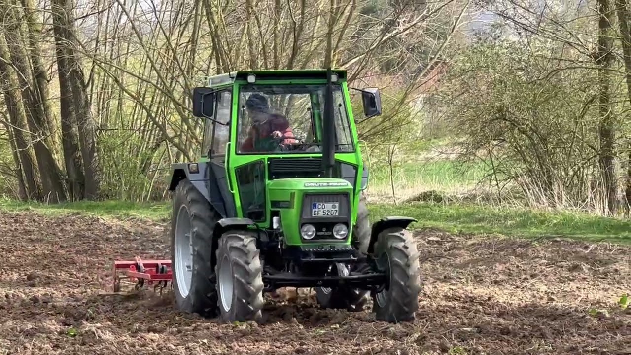 Deutz 5207 C mit Federzinken-Grubber