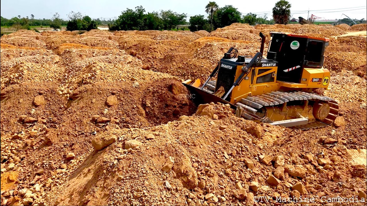 FIRST Stage Heavy Dozer Leveling Push Of Project Filling UP Group HYUNDAI Dump TRUCK Unloading Stone