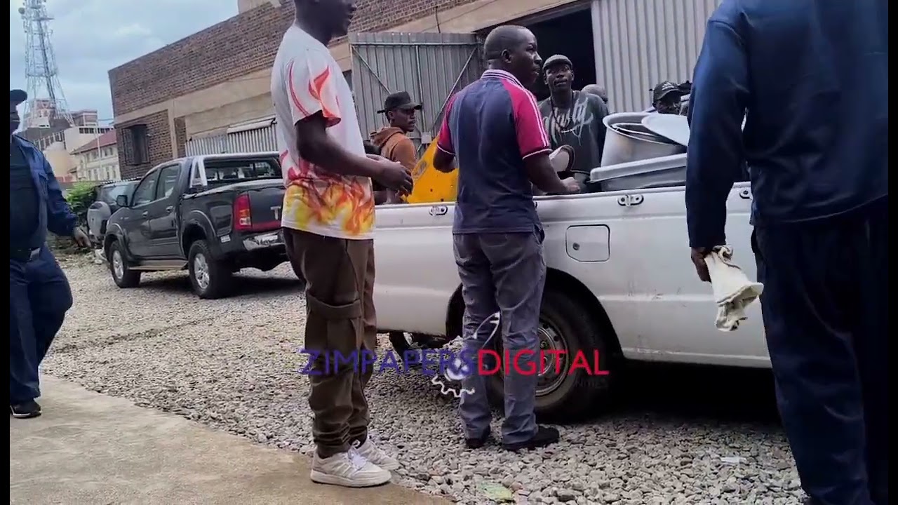 Сотрудники городского совета Хараре изъяли кастрюли с едой из закусочной в центре города.