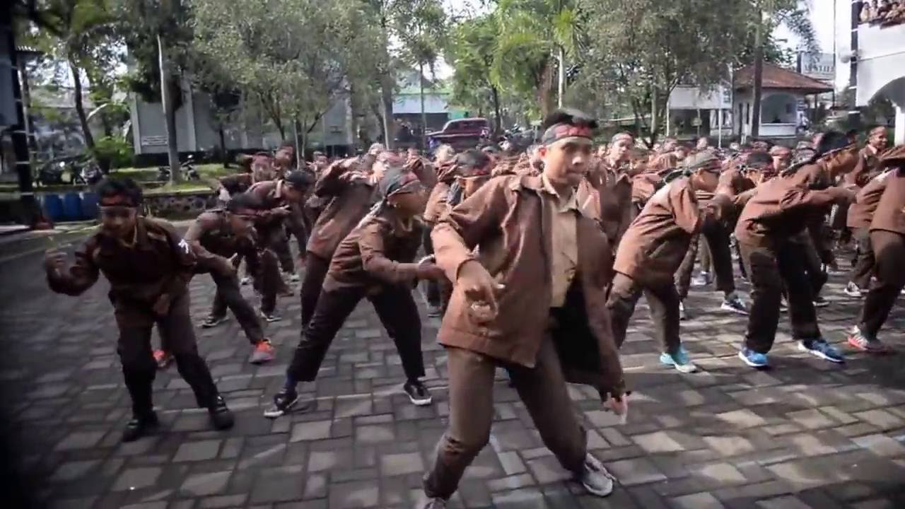 KEREN BANGET..!!! Flash mob murid SMPIT ASSYIFA ANGKATAN ARFITIUM